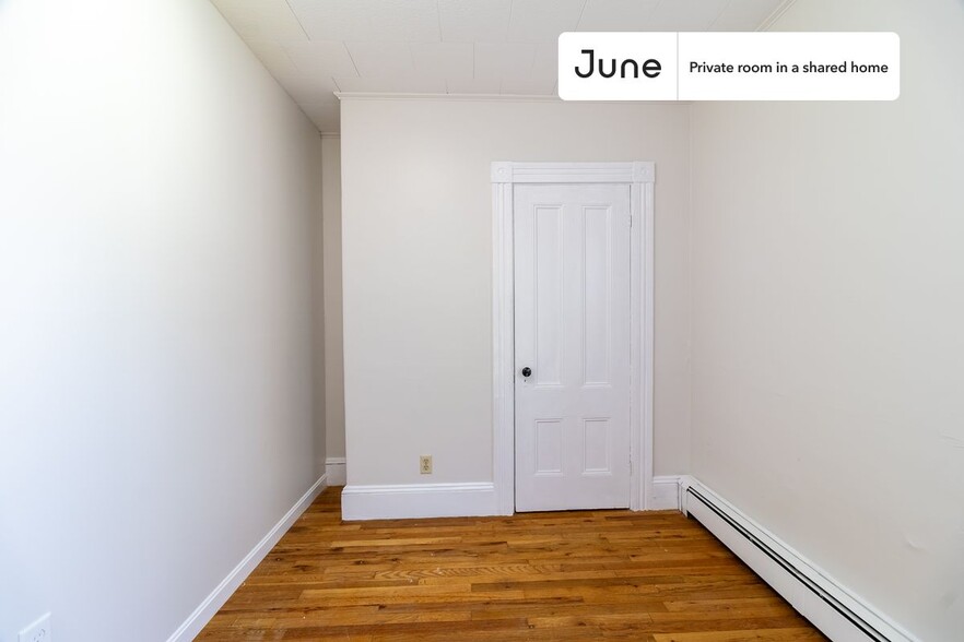 Building Photo - Private bedroom in 3 bed/1 bath Home