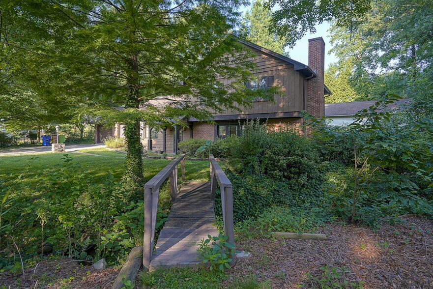 Building Photo - 1422 Pineview Dr