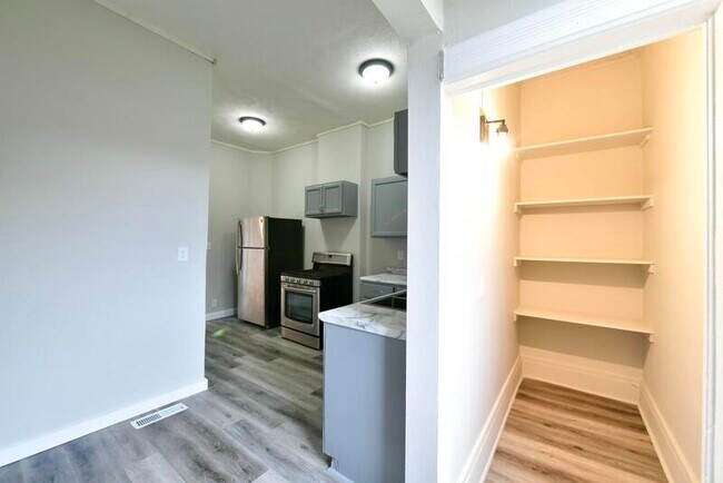 Building Photo - 530 S 30th St