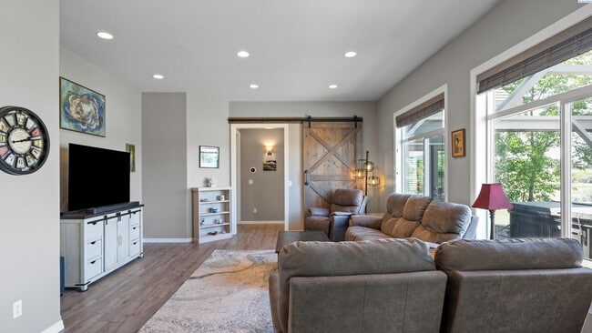 Building Photo - Fully Furnished and available for the holi...