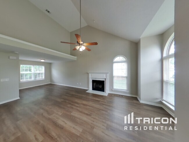 Building Photo - 283 Iris Dr