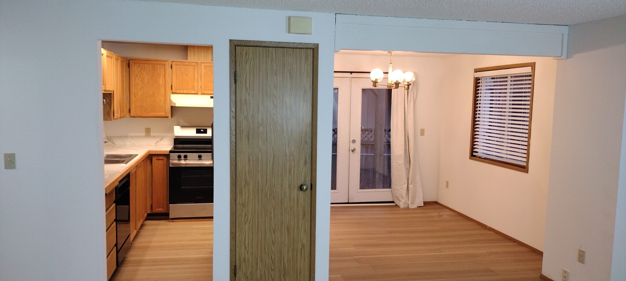 Building Photo - 423 Healy Ave S