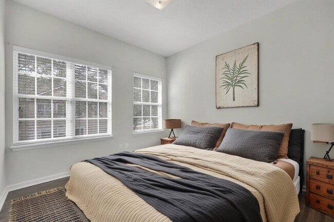 Building Photo - Bright and Spacious Townhome in Gate Community