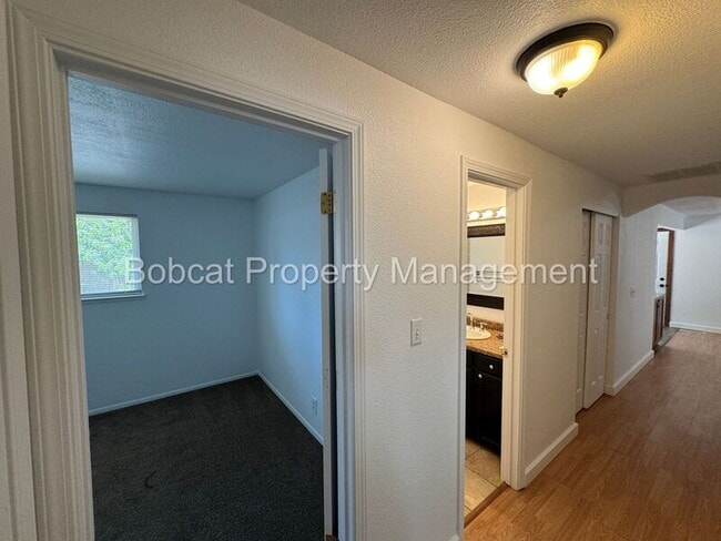Building Photo - 700 Cottonwood Dr