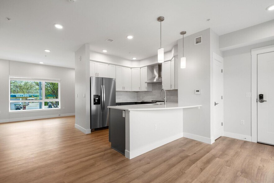 Building Photo - 903 Main St