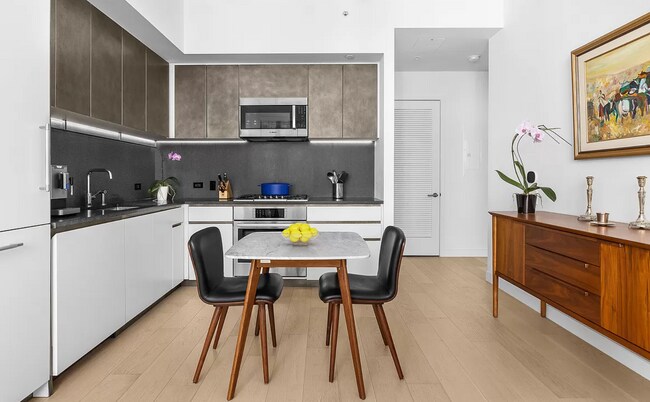 Building Photo - 11 Hoyt St