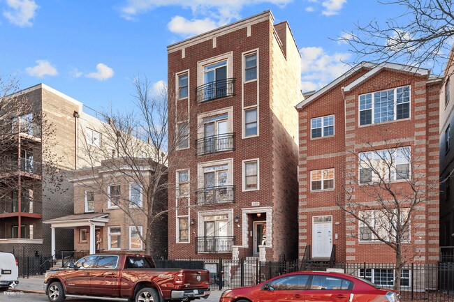 Building Photo - 3329 N Sheffield Ave