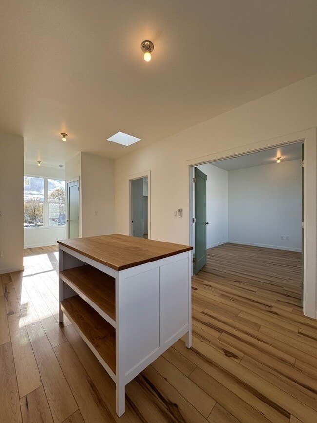 Building Photo - 404 Windsor Court