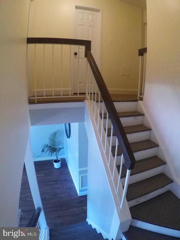 Building Photo - 8702 Village Green Ct