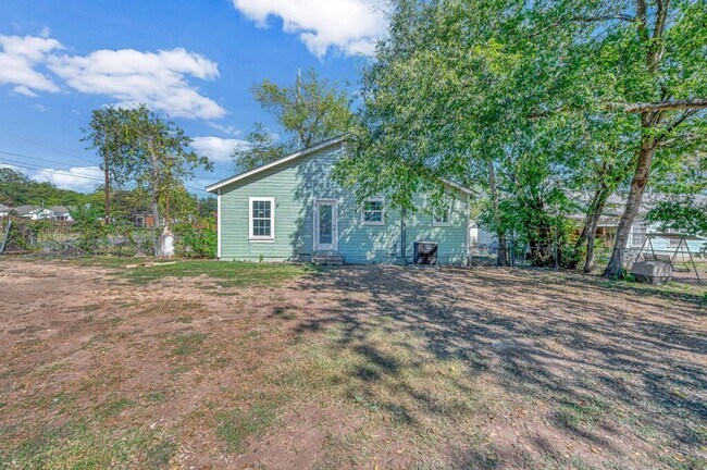 Building Photo - Newly Remodeled 2BD 1BA Home in Waco