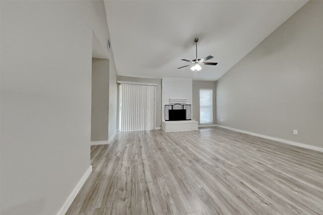 Building Photo - 10207 Horseshoe Bend Dr