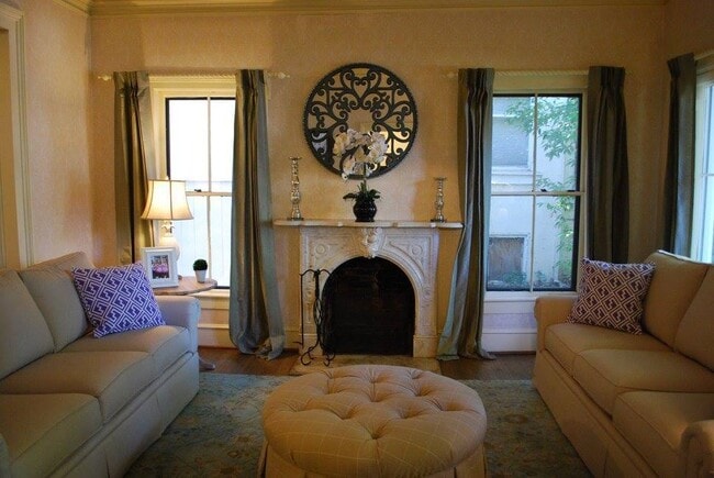 Building Photo - Beautiful Historic Home!