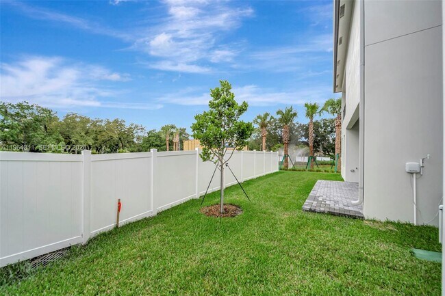 Building Photo - 1454 SW 23rd St