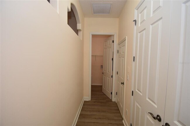 Building Photo - 17 N Village Dr