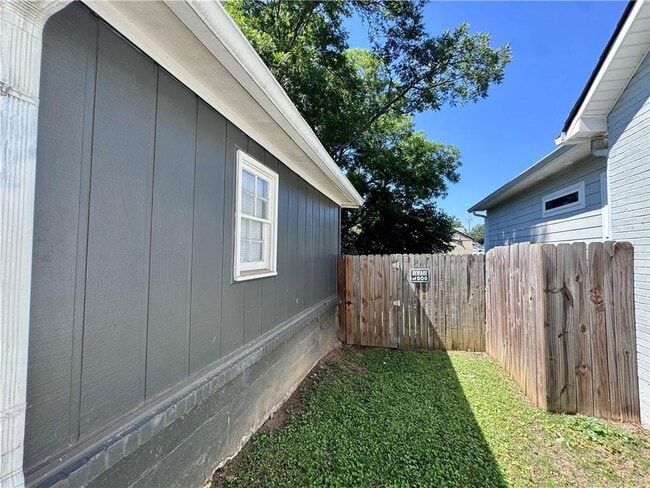 Building Photo - 2450 Lynn Iris Dr
