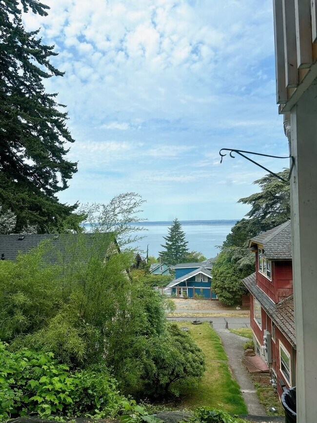 Building Photo - Bay-View 1Bed/1Bath Duplex Near WWU