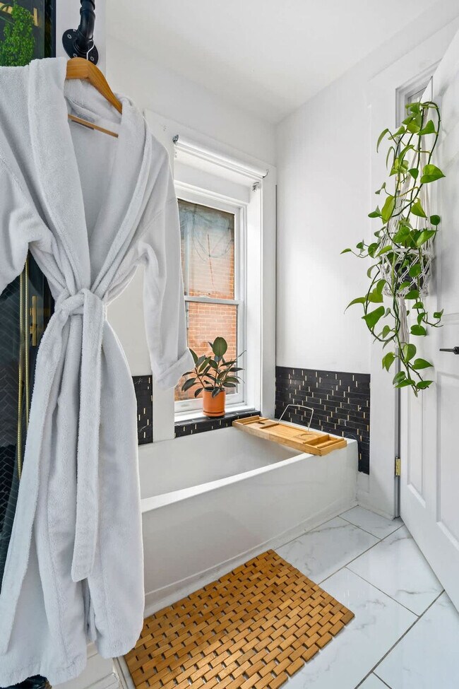 Building Photo - 98 Brickel St