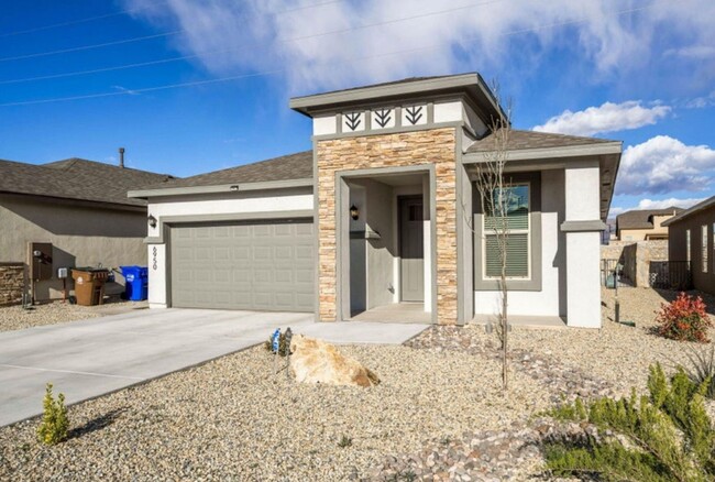 Building Photo - Luxurious 4-Bedroom Home Near Red Hawk Gol...