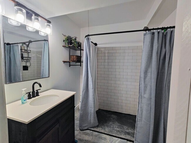 Building Photo - 925 Dogwood Park Dr