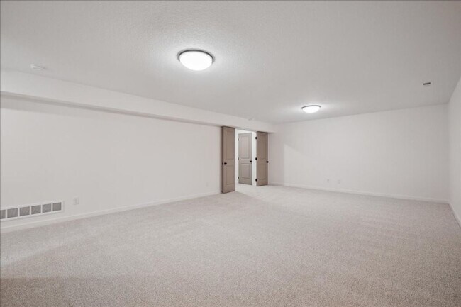 Building Photo - FINISHED BASEMENT!! 4 Bed, 3 Bath Townhome in Ankeny