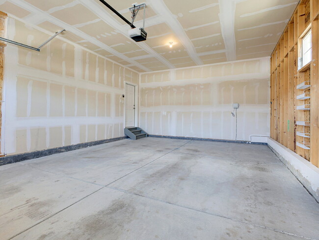 Building Photo - $3,295, 3 bed, 3 bath, located in Erie
