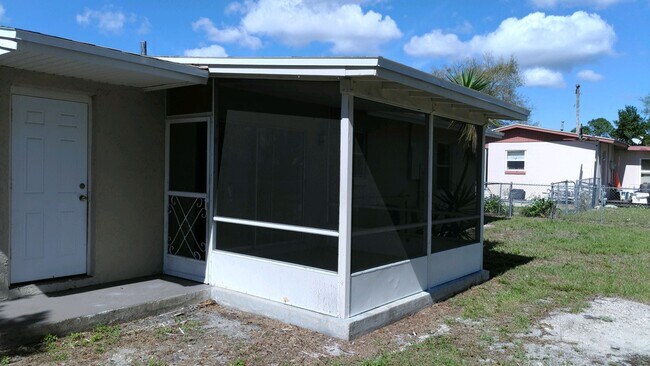 Building Photo - 3 Bed 1 Bath Home | Pet Friendly | Washer ...