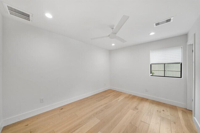 Building Photo - 819 Silvergate Dr