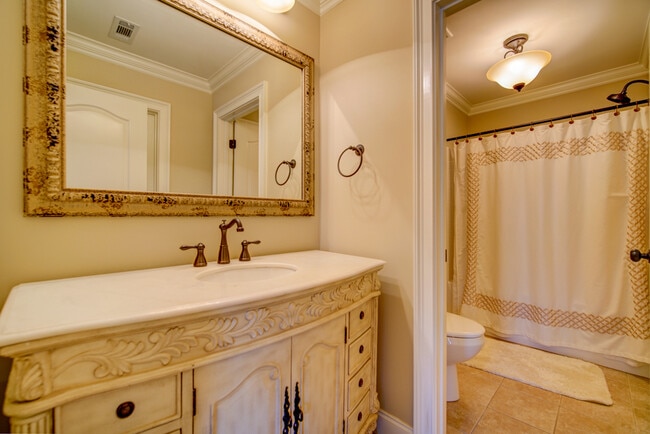 Building Photo - 5 BR, 3 BA Home Quiet Cul de Sac, Convenie...
