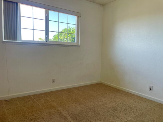 Building Photo - 1375 Mitchell Ln