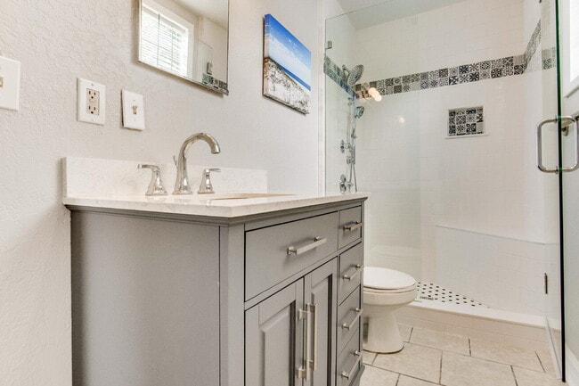 Building Photo - Charming Shotgun Home Just Minutes from Do...
