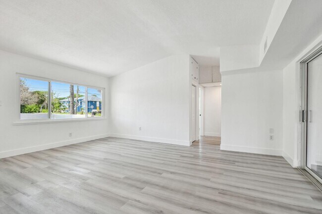 Building Photo - 695 Sunset Dr