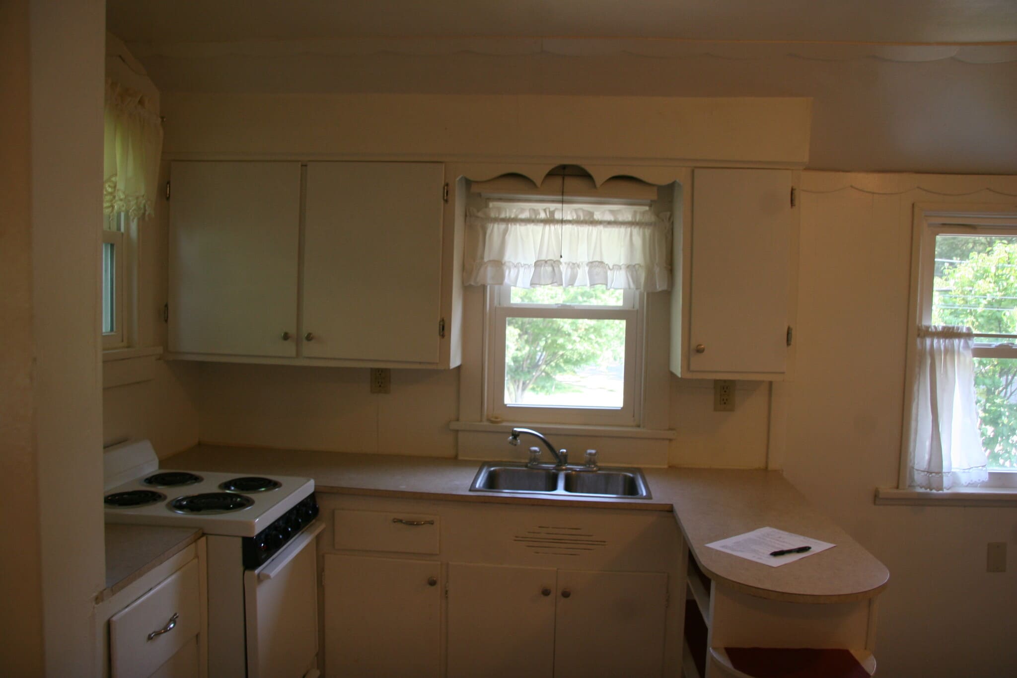 Building Photo - 491 Robinson St