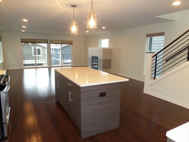Building Photo - Immaculate and LARGE 4-Bedroom Home in Unb...