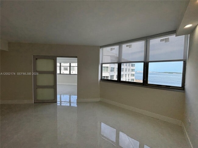 Building Photo - 999 Brickell Bay Dr