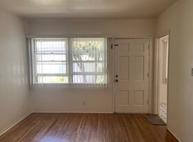 Building Photo - 918 S Averill Ave