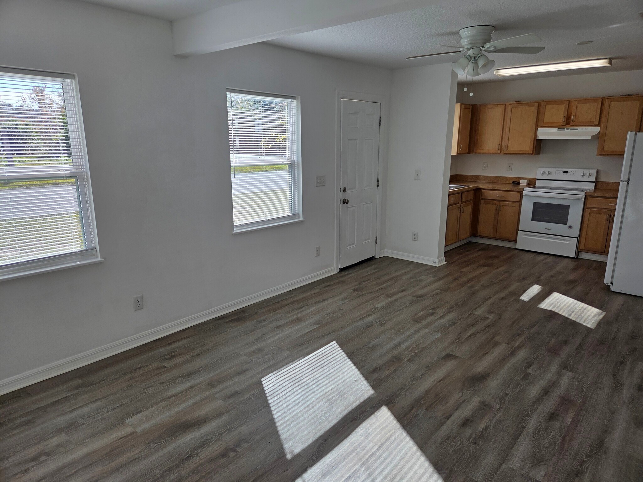 Living Rooom - 803 E Hart St