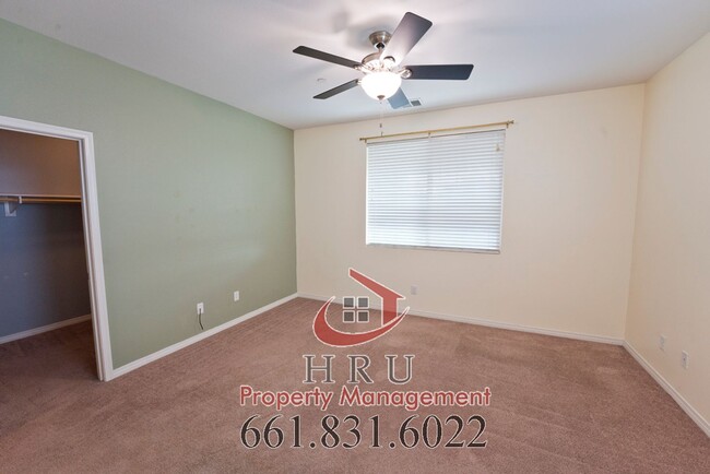 Building Photo - SW-Bakersfield features 3 bed 2 bath with ...