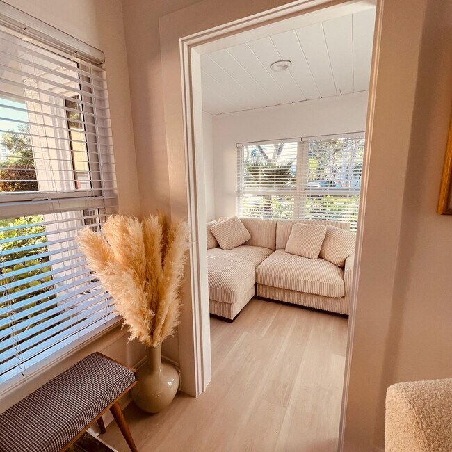 Building Photo - Stunning FULLY FURNISHED 3/2.5 entire hous...