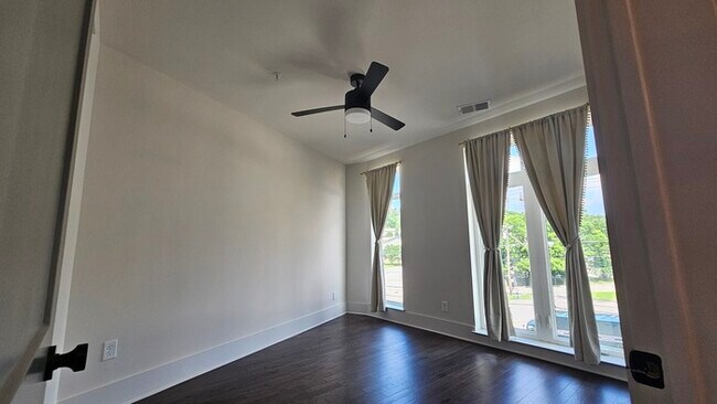 Building Photo - Simple & Stylish 1BR, 1BA Home