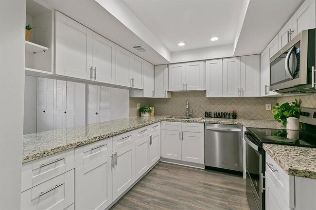 Building Photo - 2324 Shadowdale Dr