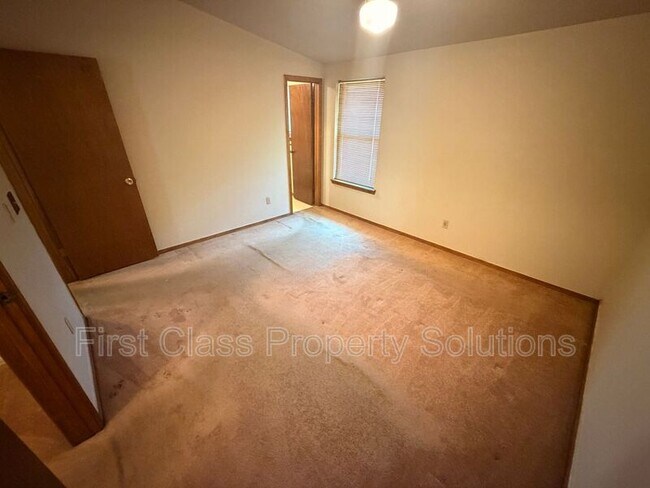 Building Photo - 8613 E Parkridge Dr