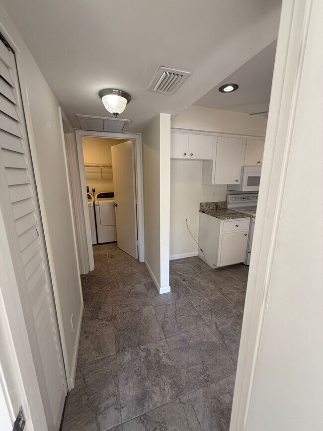 Building Photo - 2 Bed | 2 Bath | Updated Condo | Covered Parking