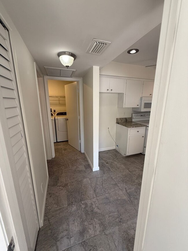 Building Photo - 2914 29th Ave W