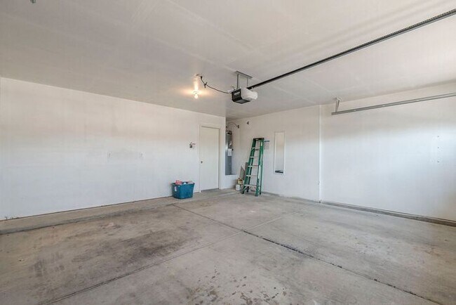 Building Photo - Pending/ Rented - Spacious 3-Bed Tucson Re...