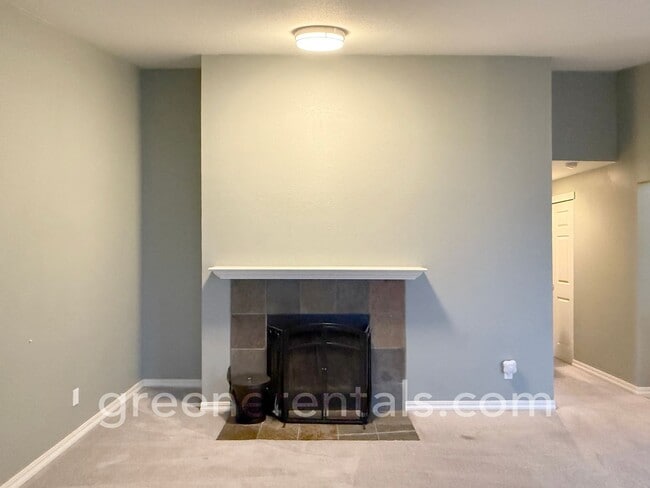 Building Photo - 2BR/1.5BA 3rd Floor Condo Overlooking Sinclair Inlet