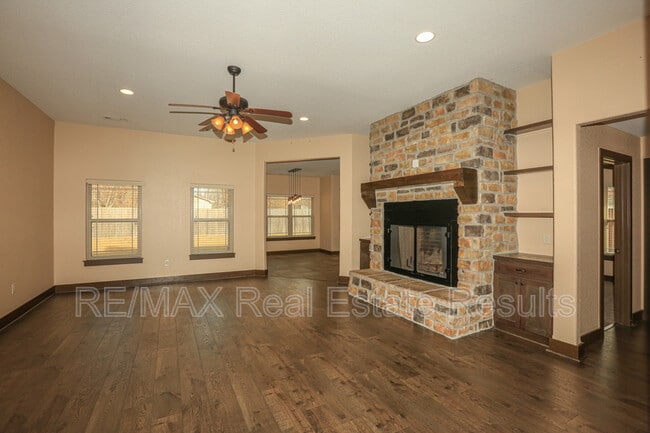 Building Photo - 1000 Peak St