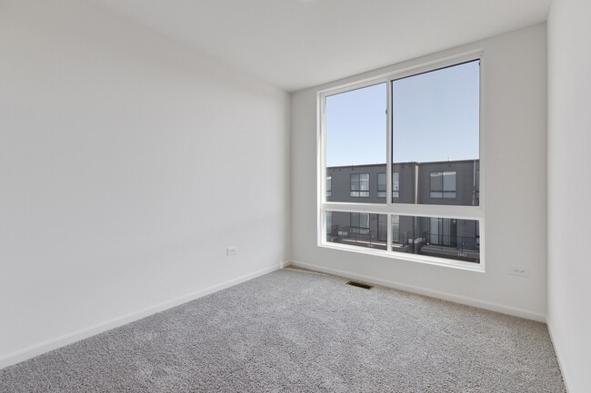 Building Photo - 1262 Lakepointe Dr