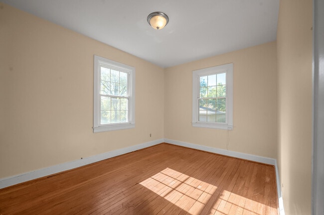 Building Photo - 494 Bob O Link Dr