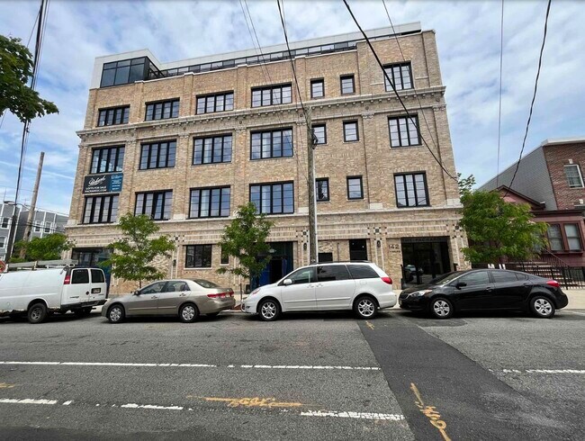 Building Photo - 142 Charles St
