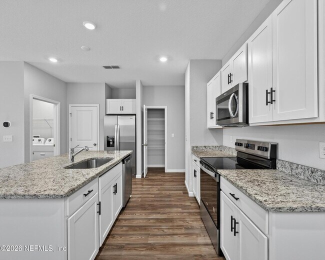 Building Photo - 14757 Cashew Ave